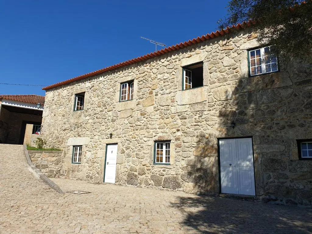 Fachada tradicional em granito da quinta