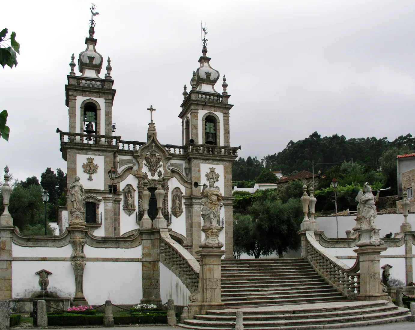 Fachada e escadaria do Santuário do Senhor do Socorro, em Labruja